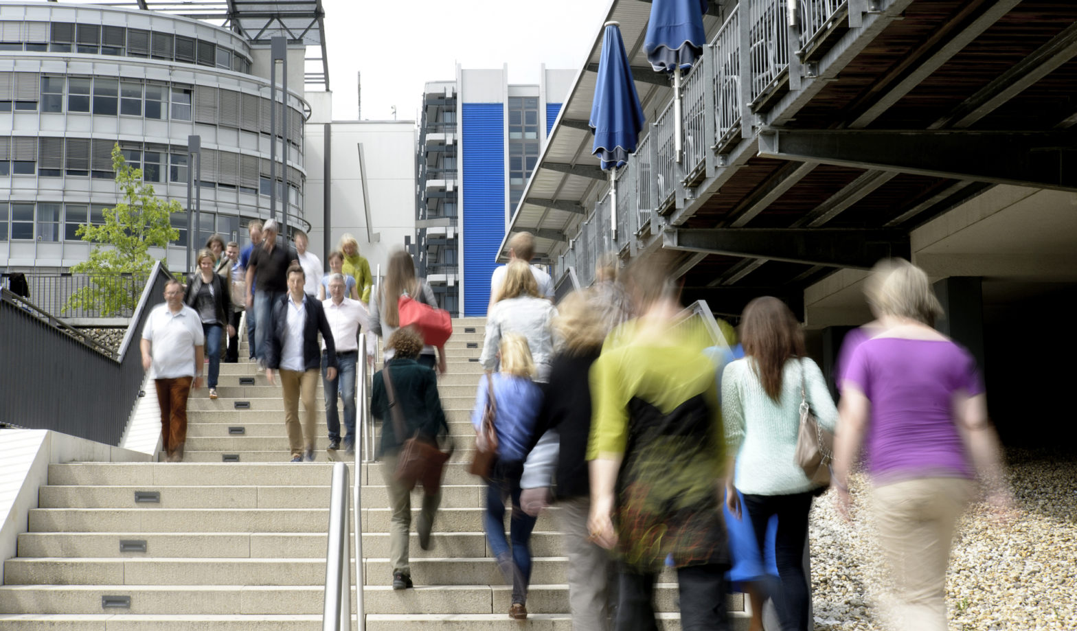Viele Passanten auf einer Treppe im Uni-Gelände