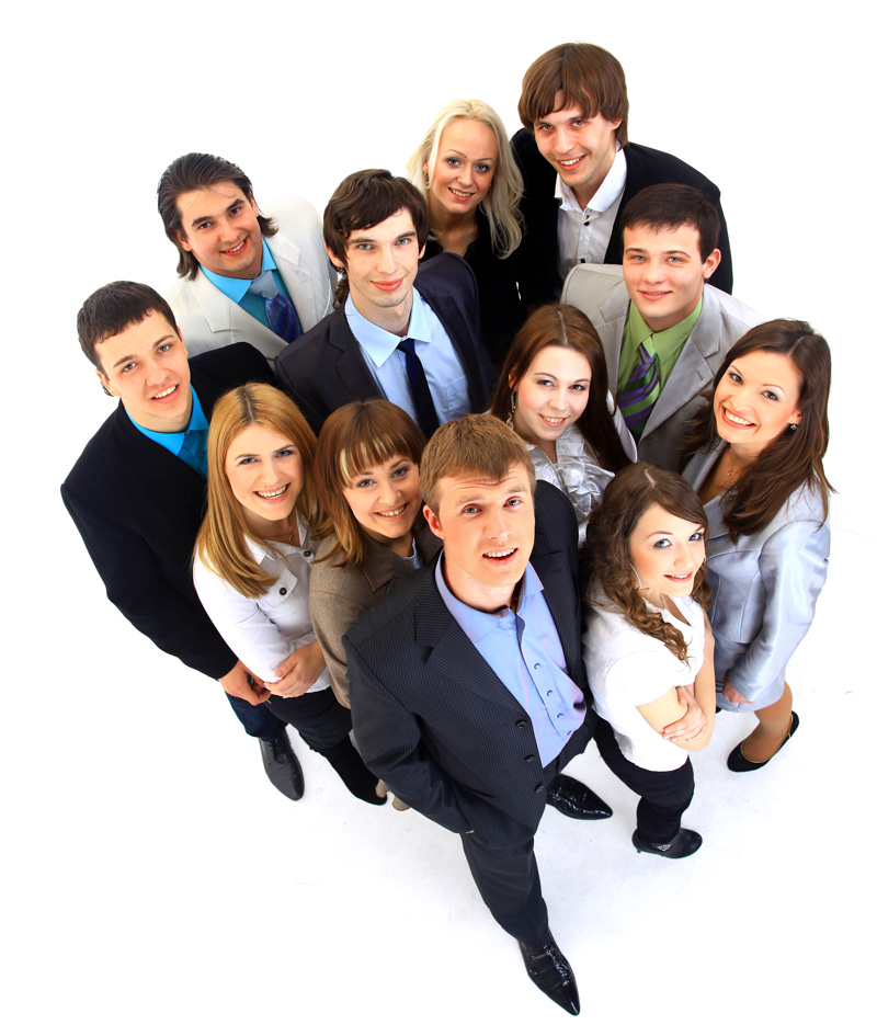 Eine Gruppe junger Menschen, die hoch in die Kamera schauen und lächeln.